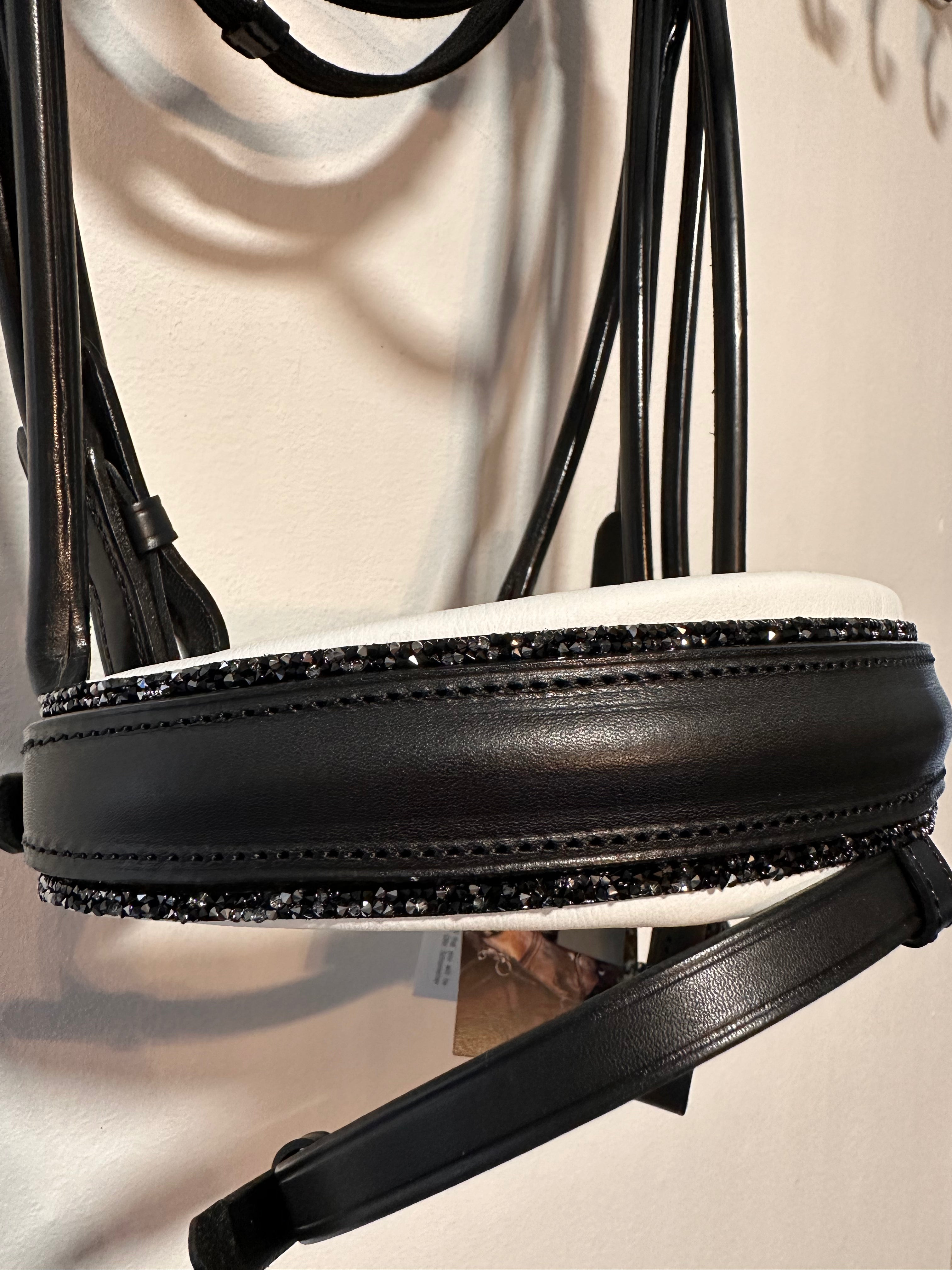 Otto Schumacher Trense München ,,Feel Good" - Crystal Shading (weiß gepolstert, fineline jet-platin)