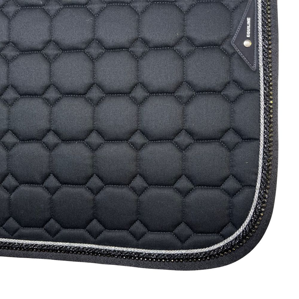 Equiline Dressurschabracke Octagon schwarz (schmale silberne und breite schwarze Glitzerborde, dunkler Strass)