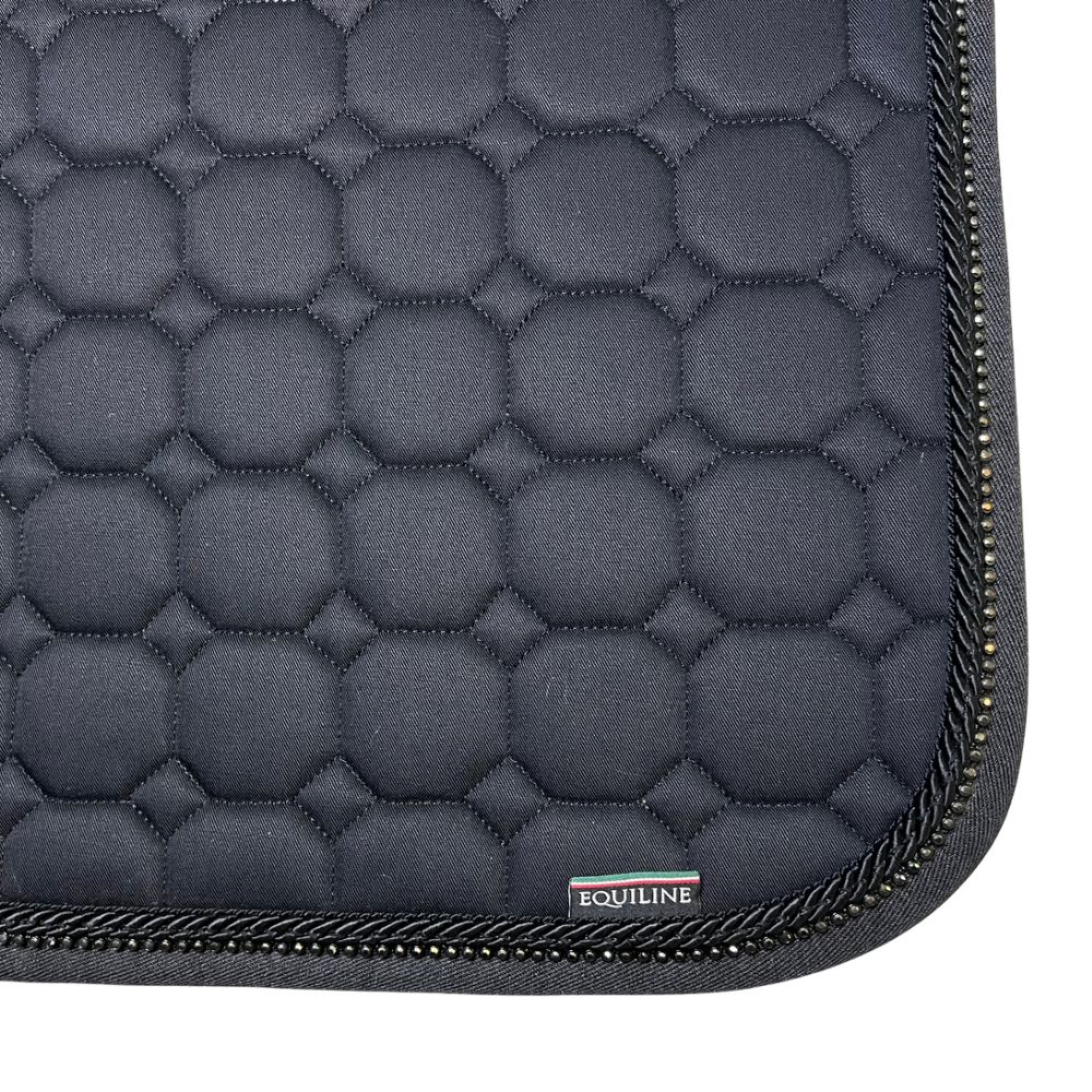 Equiline Dressurschabracke Octagon schwarz (breite schwarze Borde, dunkler Strass)