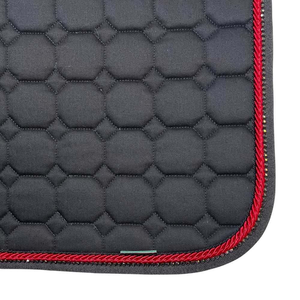 Equiline Dressurschabracke Octagon schwarz (breite rote Borde, dunkler Strass)