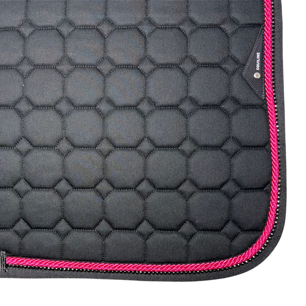 Equiline Dressurschabracke Octagon schwarz (breite pinke Borde, dunkler Strass)